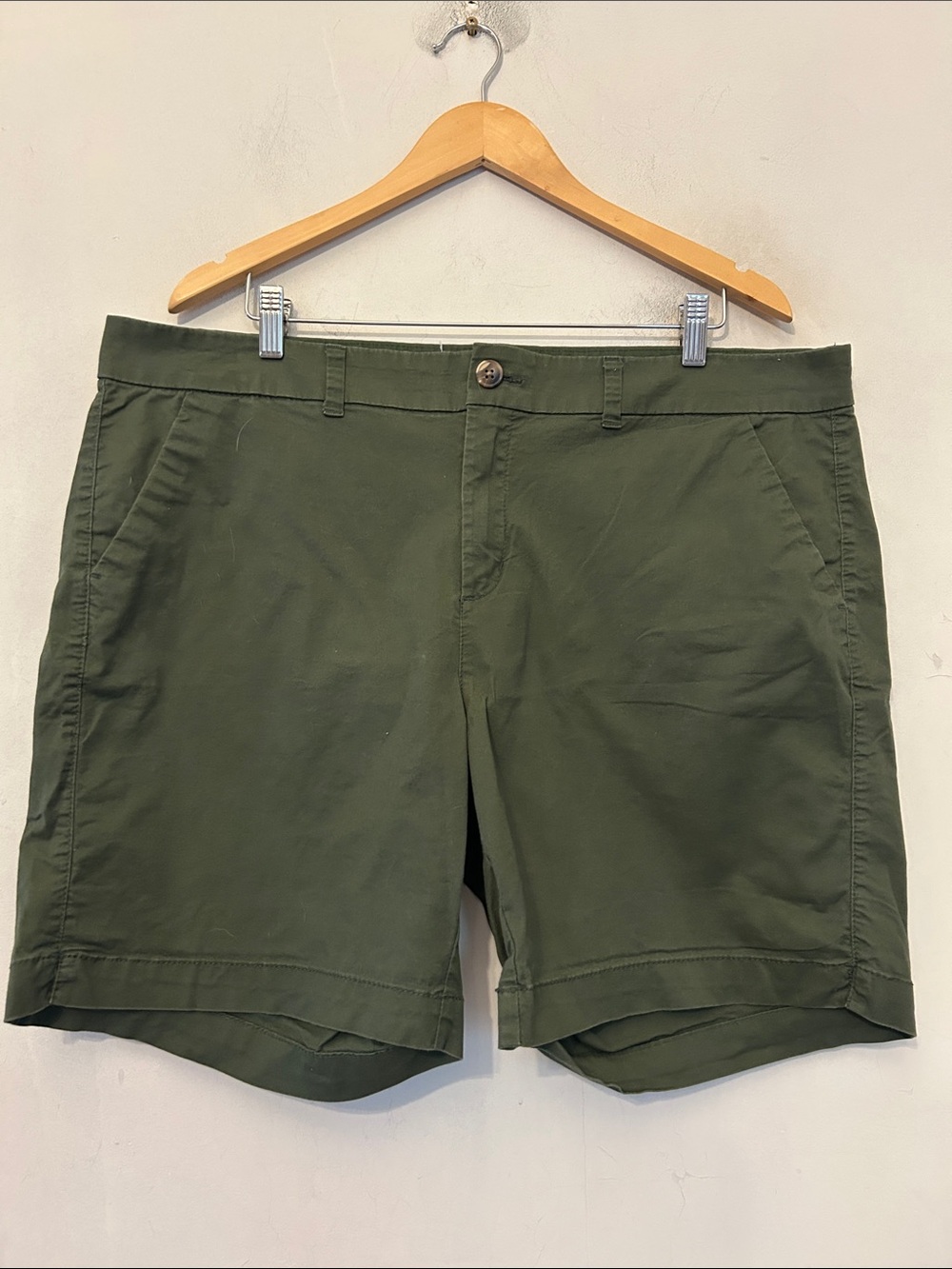 Old Navy Olive Green Everyday Shorts Mid rise Size 18 EUC